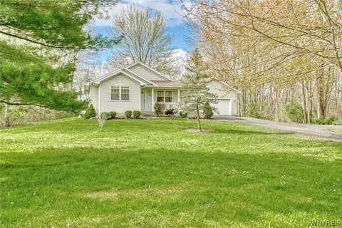 9 Gilmore Rd, Brockport, NY 14420