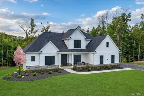67 Woodthrush Trl, Orchard Park, NY 14127