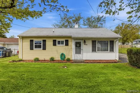 4540 Isherwood Dr, Niagara, NY 14305