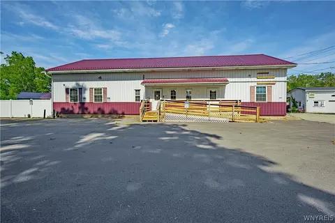 6115 1st St, Newfane, NY 14108