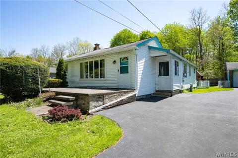 1373 Elwood Dr, Evans, NY 14047