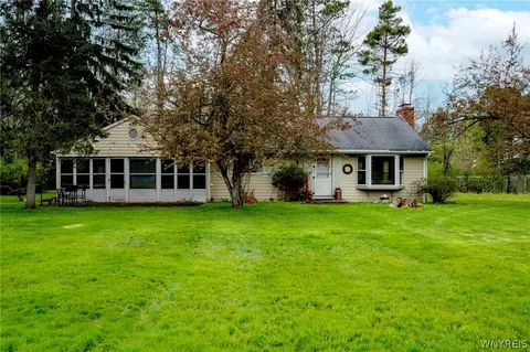 15 South Ln, Evans, NY 14006