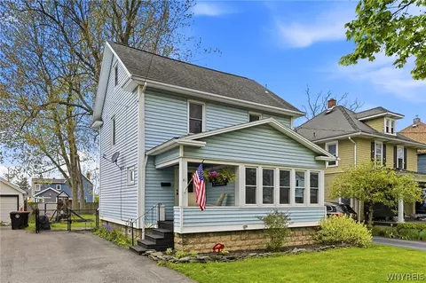 41 Woodlawn Ave, Lancaster, NY 14086