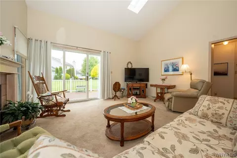 17 Niagara Shore Dr #17, Tonawanda, NY 14150