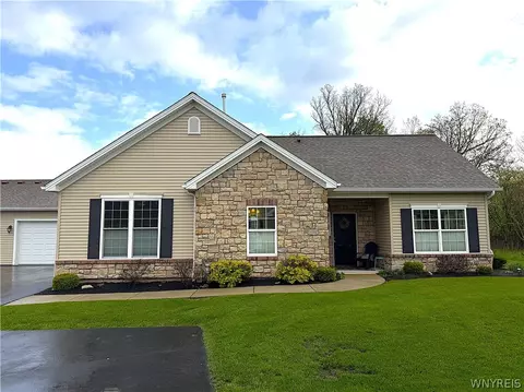 5683 Ferncrest Dr #B, Clarence Center, NY 14032