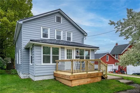 17 Oatman Ave, Evans, NY 14006