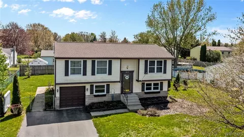 6612 Royal Pkwy, Lockport, NY 14094