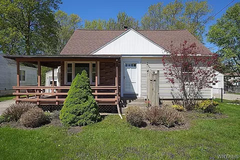 5790 Walden Dr, Lake View, NY 14085
