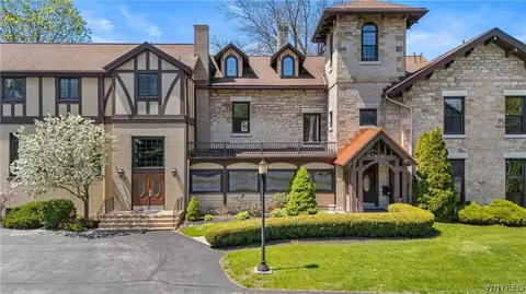 435 N 2nd St, Lewiston, NY 14092