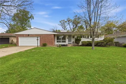 38 Greenbrier Rd, Amherst, NY 14226