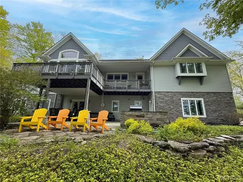 981 Lakeside Dr, Pembroke, NY 14036