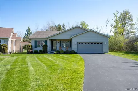 9 Alexander Pkwy, Pendleton, NY 14120