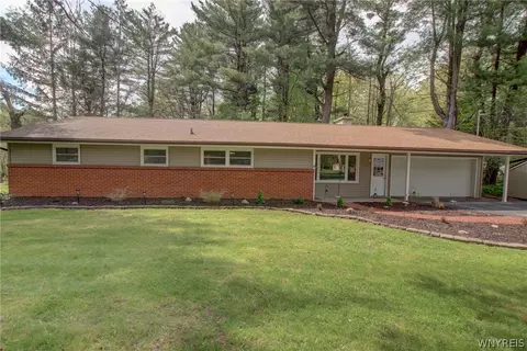 215 Greenwood Dr, Aurora, NY 14052