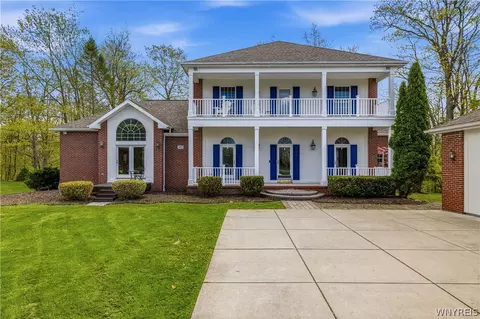 207 Forest Creek Ln, Grand Island, NY 14072