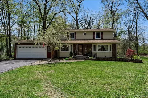 126 Amberwood Dr, Grand Island, NY 14072