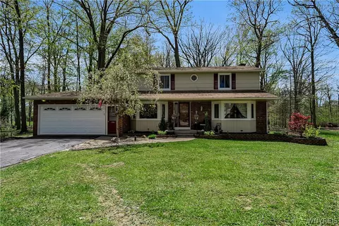 126 Amberwood Dr, Grand Island, NY 14072