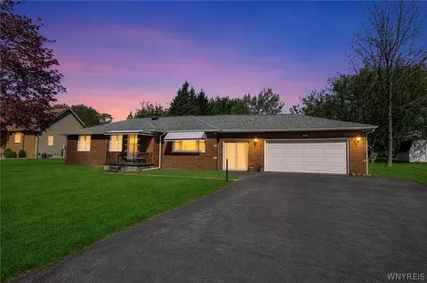8130 Packard Rd, Niagara, NY 14304