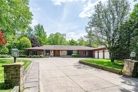 45 Red Wing Ct, East Amherst, NY 14051