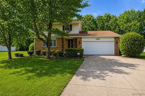 6888 Joanne Cir N, Niagara, NY 14304