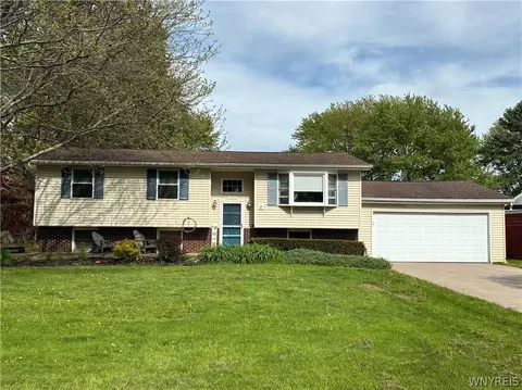 3979 Ridgelea Dr, Lockport, NY 14094