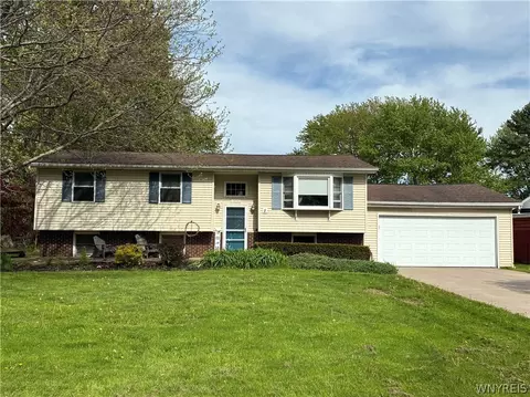 3979 Ridgelea Dr, Lockport, NY 14094