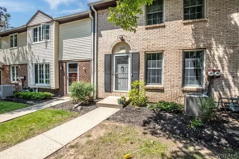 208 Stepping Stone Ln, Orchard Park, NY 14127