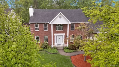 42 E Pinelake Dr, Amherst, NY 14221