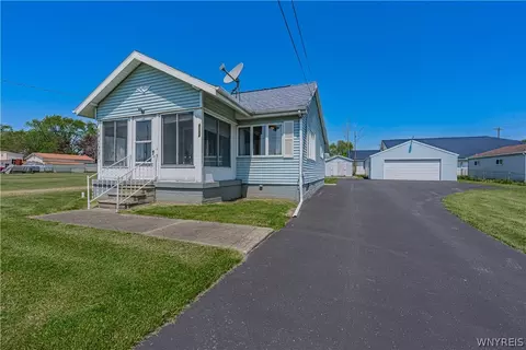 4784 Chester Ave, Niagara, NY 14305