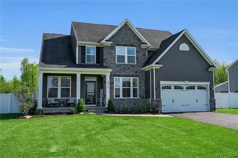 4974 Cloverleaf Ln, Pendleton, NY 14094