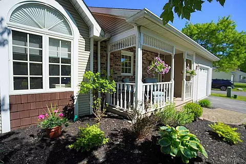 10 Sweet Bay Ln, Amherst, NY 14221
