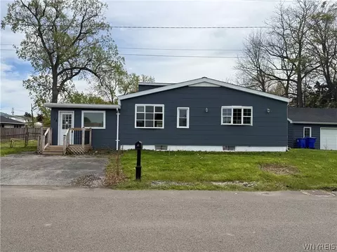 18 Bradford Ct, West Seneca, NY 14224