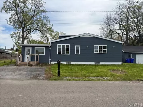 18 Bradford Ct, West Seneca, NY 14224