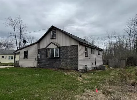 501 Roanoke Ave, Evans, NY 14006