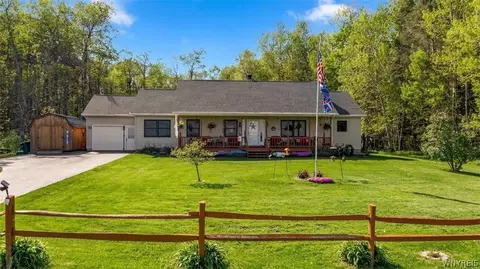 10816 Crump Rd, Holland, NY 14080