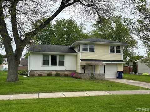 13 Eisenhower Dr, Lockport, NY 14094