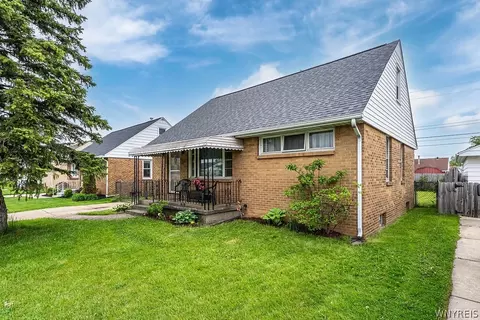 246 N Willowlawn Pkwy, Cheektowaga, NY 14206