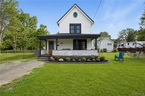 Exterior - 648 Beach Rd, Evans, NY 14006 photo 2 of 11