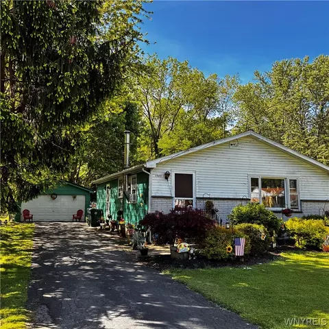 1349 Sisson Dr, North Tonawanda, NY 14120