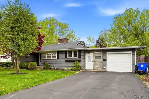 435 Park Club Ln, Amherst, NY 14221