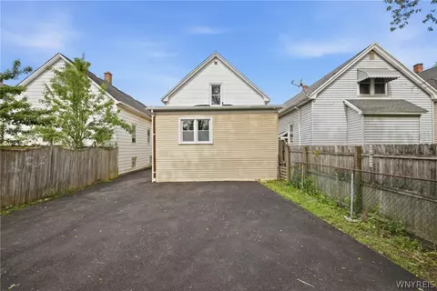 Exterior - 53 Roslyn St, Buffalo, NY 14211 photo 2 of 4