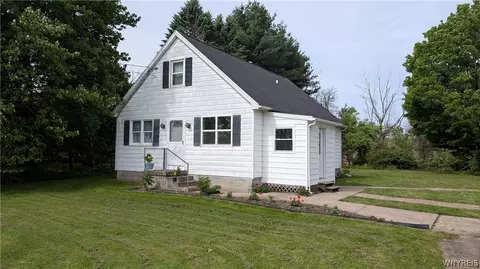 910 Girdle Rd, East Aurora, NY 14052