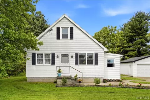 910 Girdle Rd, East Aurora, NY 14052