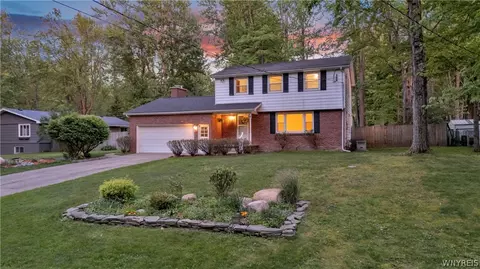 8 Forsythia Ct, Orchard Park, NY 14127