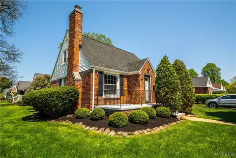 512 Lamarck Dr, Cheektowaga, NY 14225