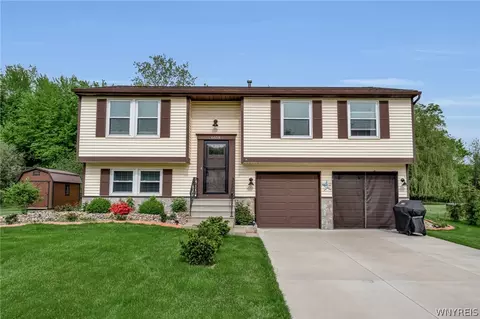 6658 Royal Pkwy S, Lockport, NY 14094
