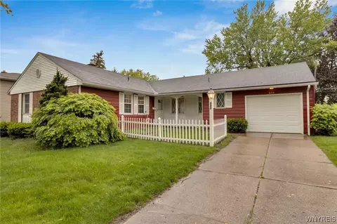620 Meadowbrook Dr, North Tonawanda, NY 14120