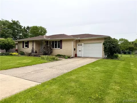 4005 Staley Dr, Hamburg, NY 14075