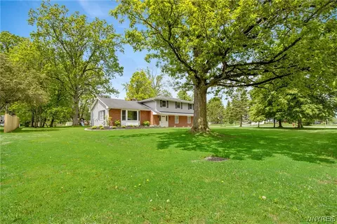 5150 Brookhaven Dr, Clarence, NY 14031