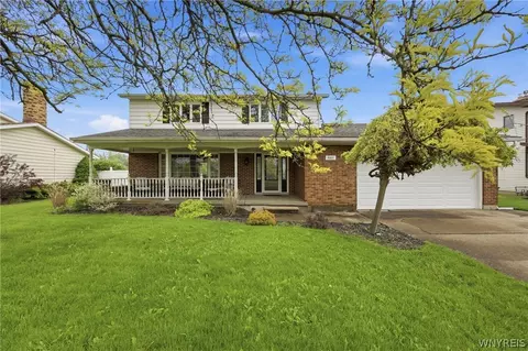 8860 Disney Dr, Niagara, NY 14304