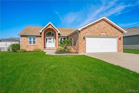 6926 Rebecca Dr, Wheatfield, NY 14304